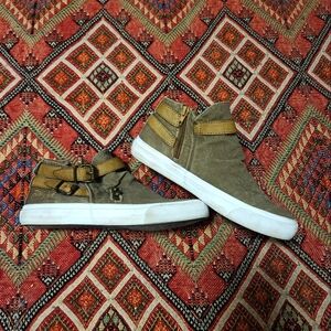Blowfish Malibu sneaks Size 7 (37.5)